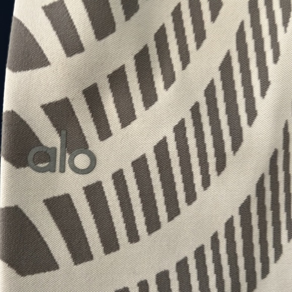 ALO Yoga Leggings - Picture 4 of 8